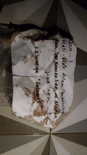 Uchok Sky khadafy Diteror, Terima Kiriman Paket Bangkai Ayam